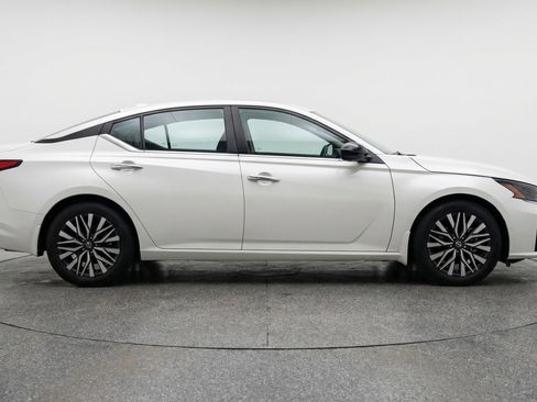 Used 2025 Nissan Altima 2.5 SV FWD image 11