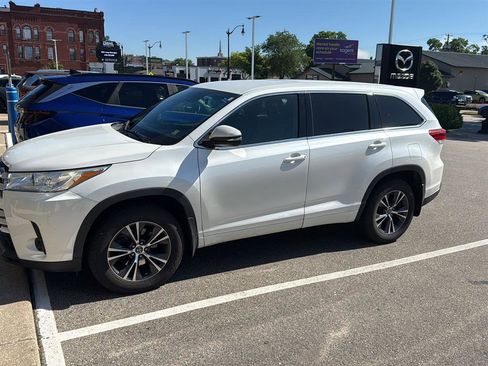 Used 2018 Toyota Highlander LE AWD/4WD image 21