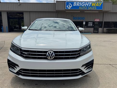 Used 2018 Volkswagen Passat 2.0T R-Line w/ R-Line Lighting Package FWD image 4