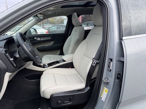 Used 2025 Volvo XC40 B5 Ultra w/ Protection Package Premier image 19