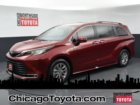 Used 2022 Toyota Sienna XLE FWD image 1