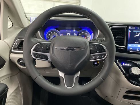 Used 2024 Chrysler Pacifica Touring-L FWD image 19