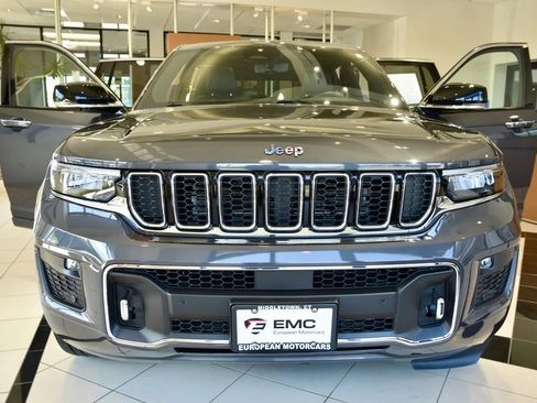 Used 2023 Jeep Grand Cherokee Overland w/ Luxury Tech Group IV AWD/4WD image 2