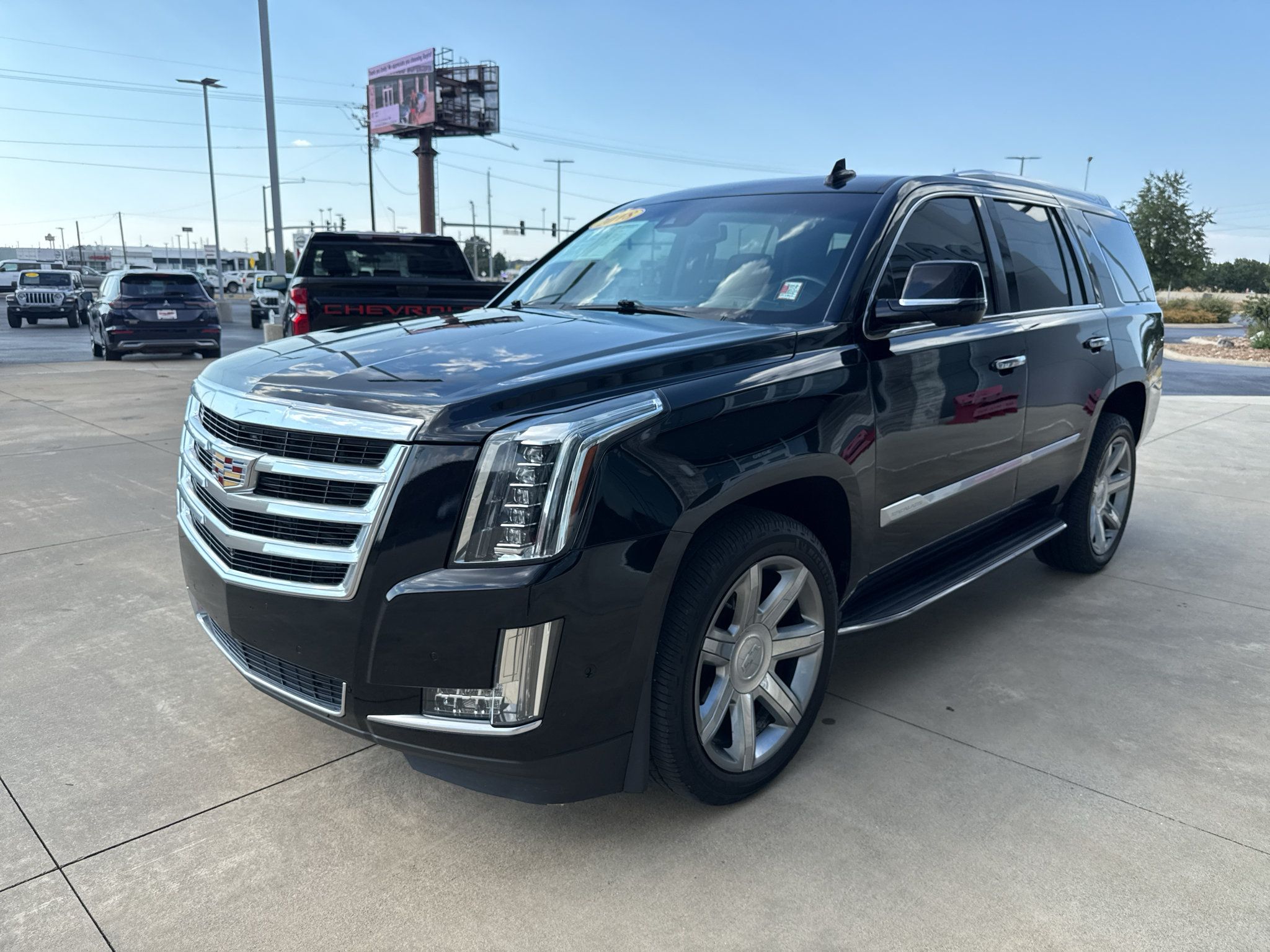 Used 2018 Cadillac Escalade Luxury AWD/4WD image 3