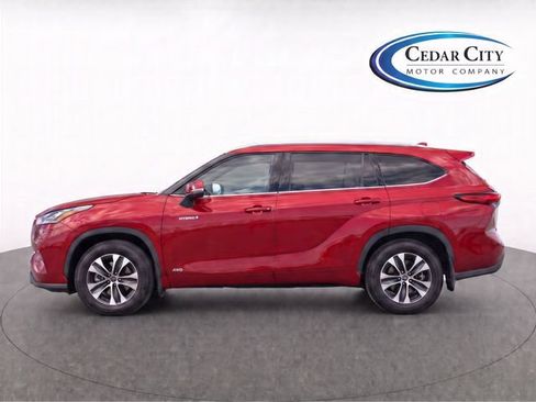Used 2020 Toyota Highlander XLE AWD/4WD image 6