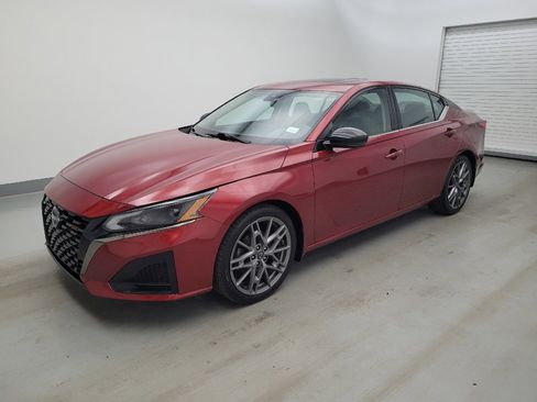 Used 2023 Nissan Altima 2.0 SR FWD image 2