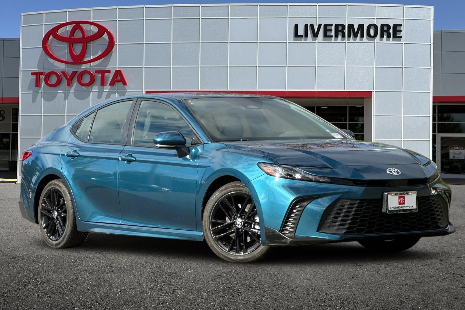 Used 2025 Toyota Camry SE FWD image 2