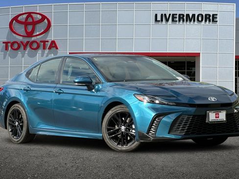 Used 2025 Toyota Camry SE FWD image 2