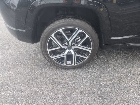 Used 2025 Jeep Compass Limited w/ Elite Group AWD/4WD image 9