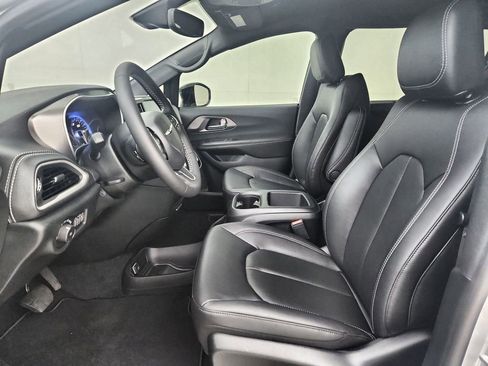 New 2026 Chrysler Pacifica Select image 11