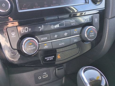 Used 2018 Nissan Rogue SV w/ Premium Package FWD image 24