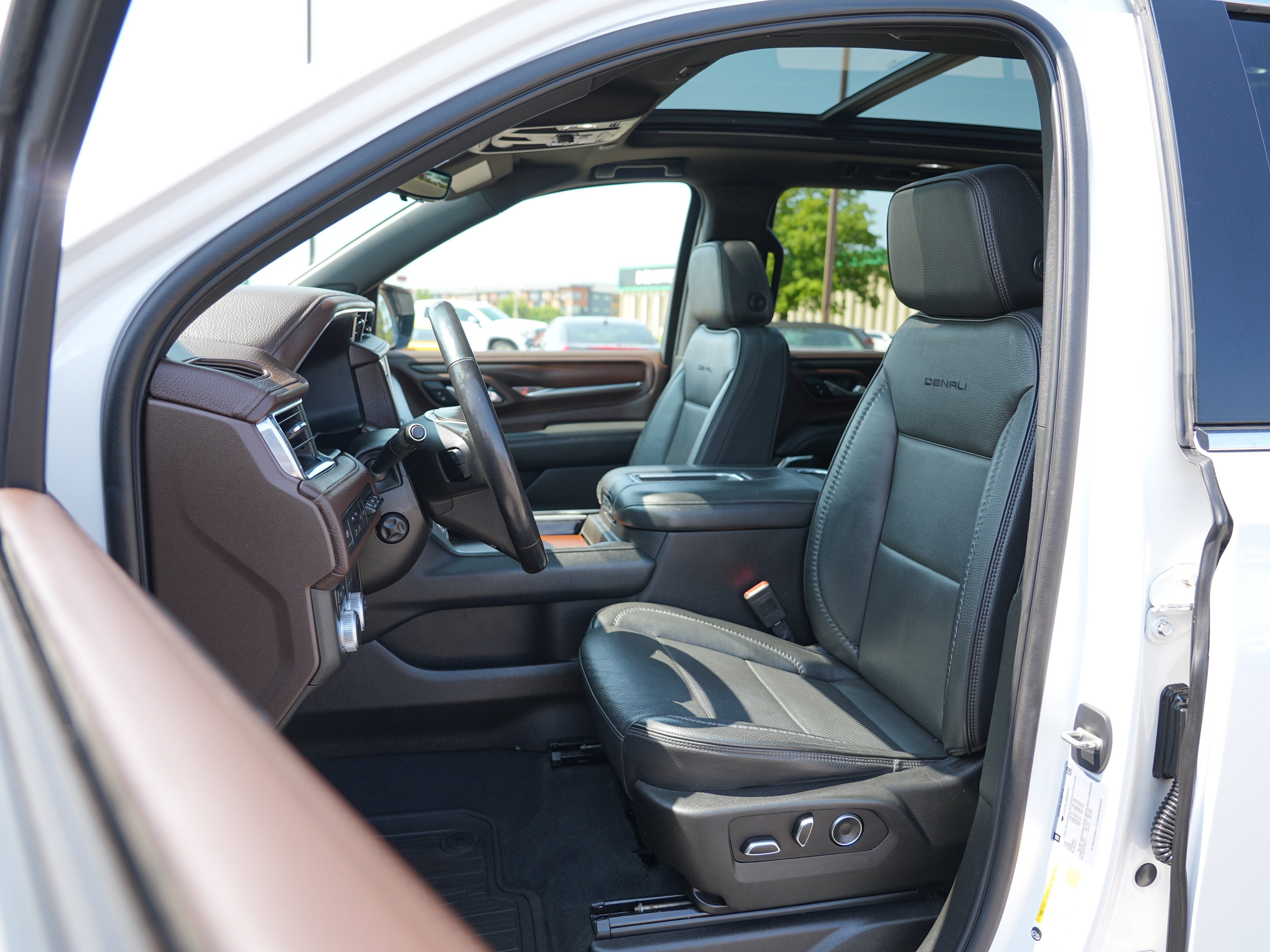 Used 2021 GMC Yukon XL Denali w/ Denali Premium Package AWD/4WD image 12