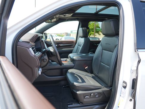 Used 2021 GMC Yukon XL Denali w/ Denali Premium Package AWD/4WD image 12