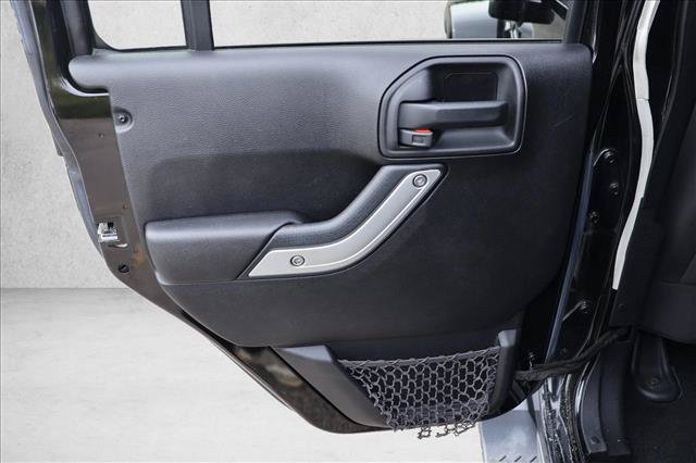 Used 2016 Jeep Wrangler Unlimited Sahara w/ Connectivity Group AWD/4WD image 21