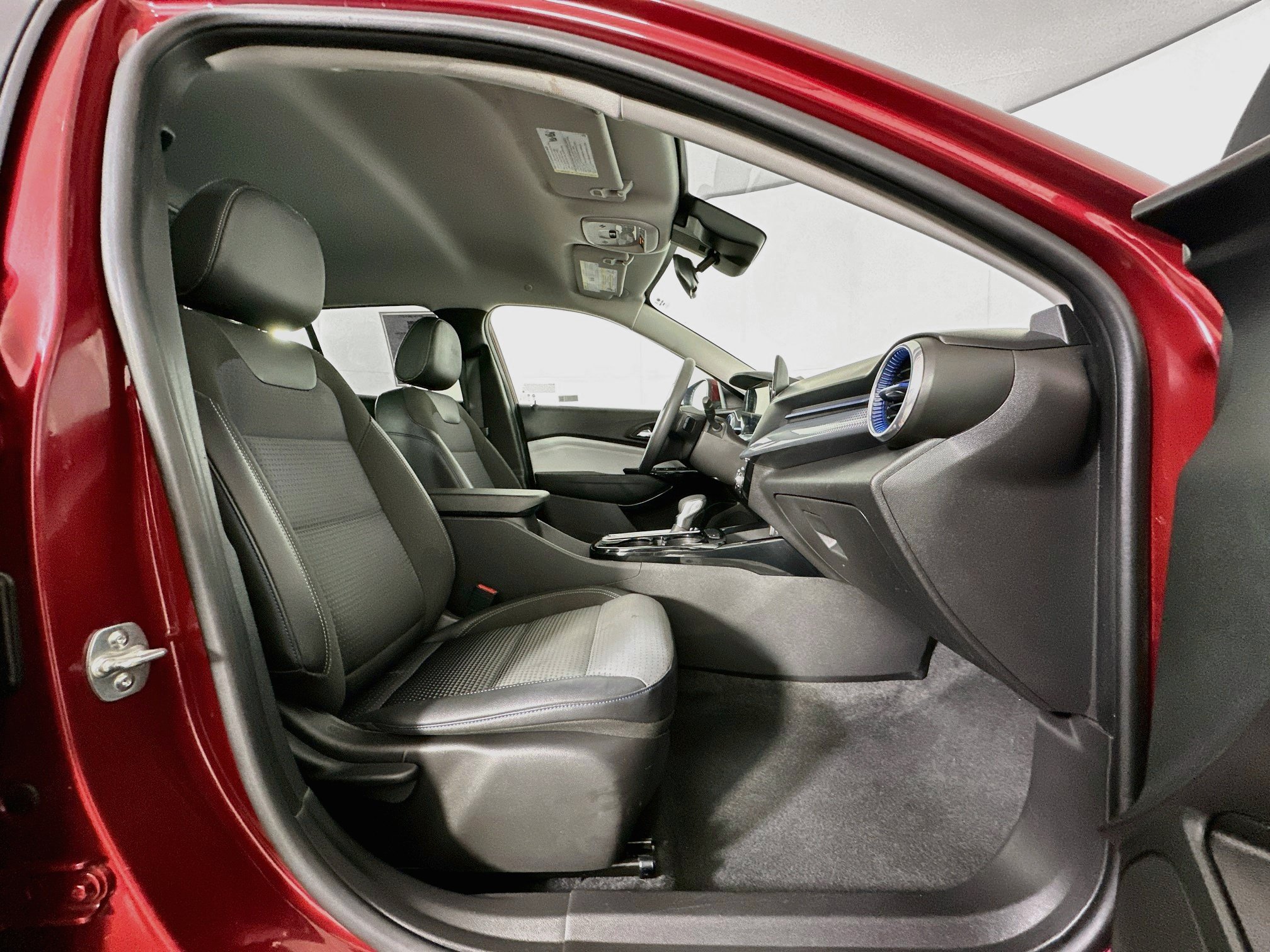 Used 2025 Chevrolet Trax LT FWD image 29