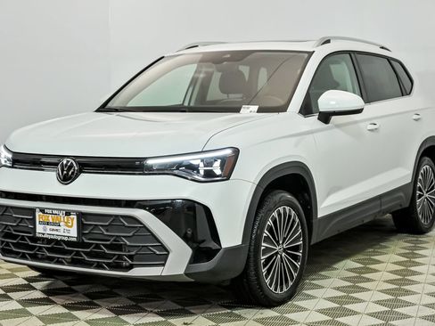 Used 2025 Volkswagen Taos SE w/ Panoramic Sunroof Package image 4