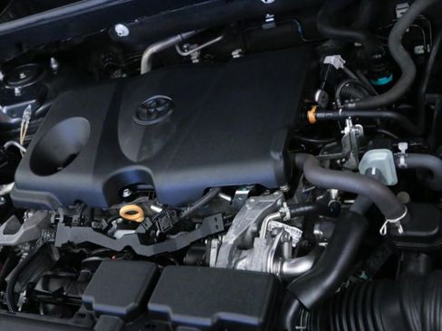 Used 2021 Toyota RAV4 XLE AWD/4WD image 8