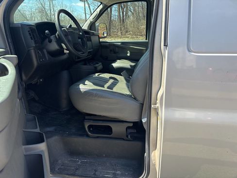 Used 2006 Chevrolet Express 2500 image 19