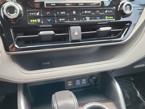 Used 2022 Toyota Highlander Limited AWD/4WD image 12