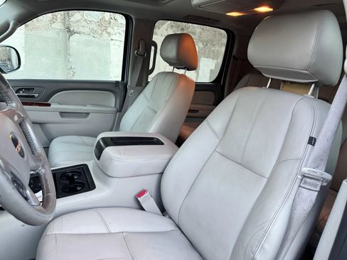 Used 2014 GMC Yukon XL SLT w/ SLT-2 Equipment Package AWD/4WD image 13