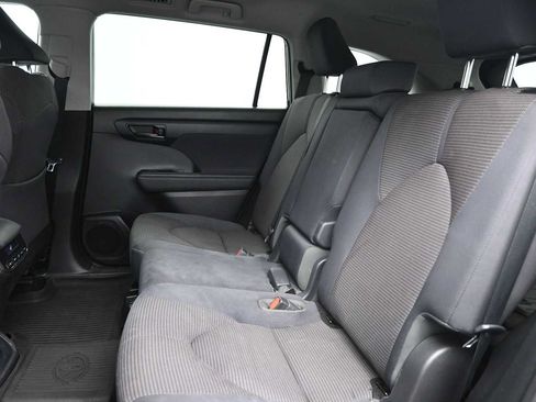Used 2021 Toyota Highlander LE AWD/4WD image 13