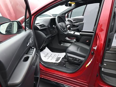 Used 2025 Toyota Sienna Limited image 15