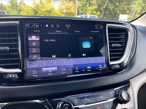 Used 2023 Chrysler Pacifica Touring-L FWD image 17