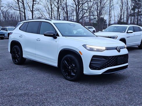 New 2025 Volkswagen Tiguan SE R-Line image 2