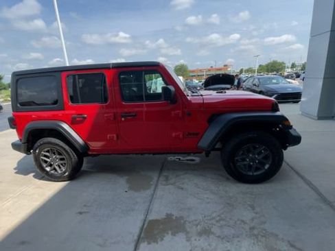 Used 2025 Jeep Wrangler Unlimited Sport AWD/4WD image 3