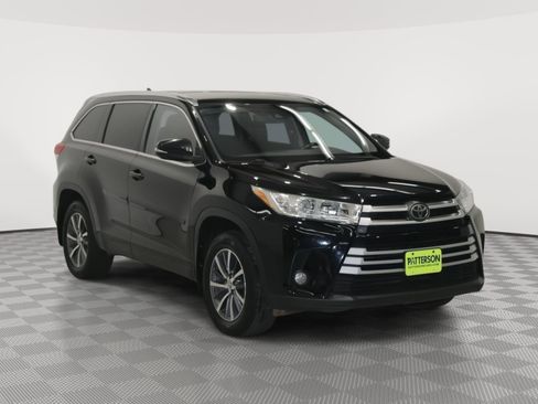 Used 2017 Toyota Highlander XLE image 1