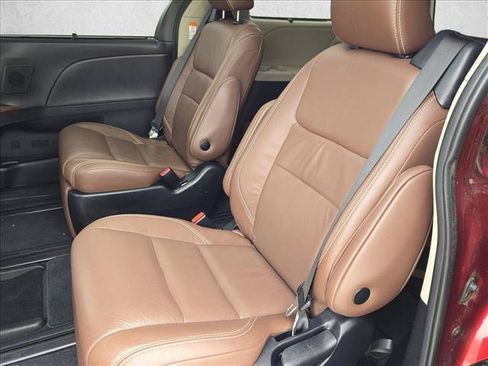 Used 2019 Toyota Sienna Limited FWD image 19