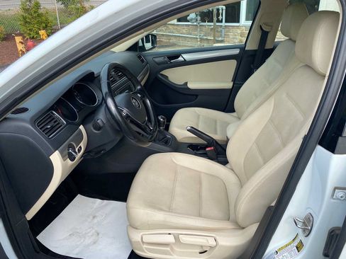 Used 2017 Volkswagen Jetta SE FWD image 9