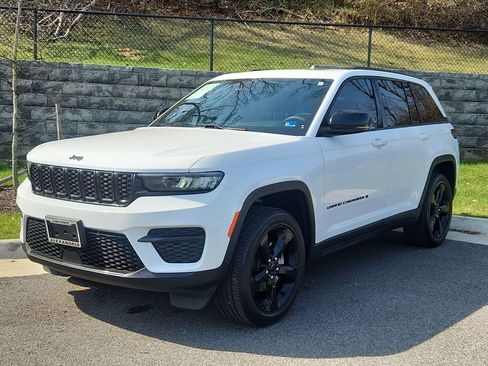 Used 2024 Jeep Grand Cherokee Altitude AWD/4WD image 1