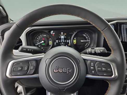 Used 2024 Jeep Wrangler Unlimited Sahara AWD/4WD image 26
