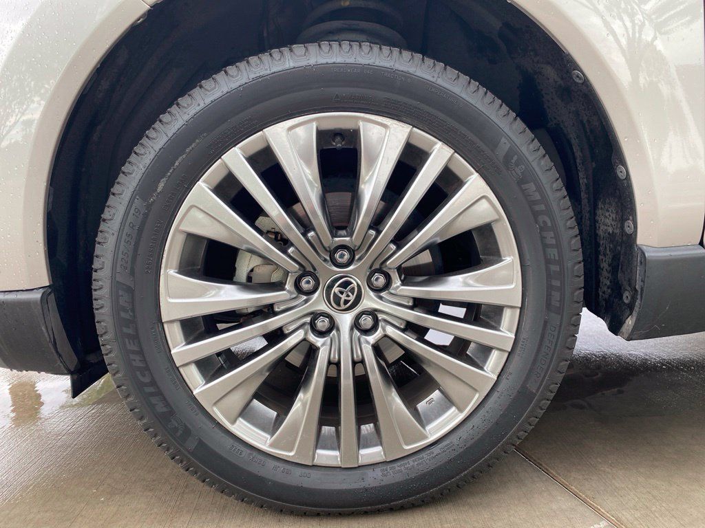 Used 2022 Toyota Venza LE AWD/4WD image 5
