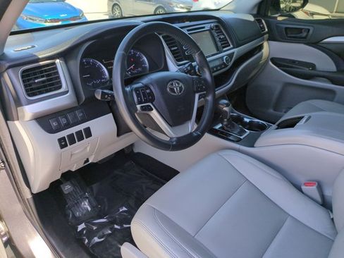 Used 2018 Toyota Highlander Plus FWD image 10