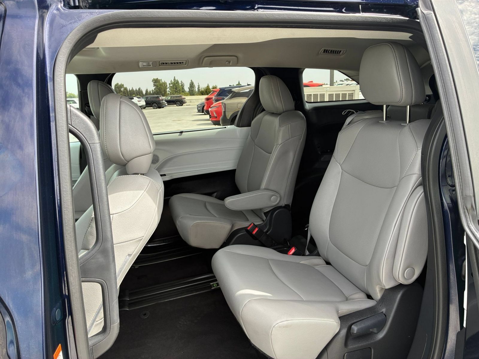 Used 2025 Toyota Sienna XLE FWD image 26
