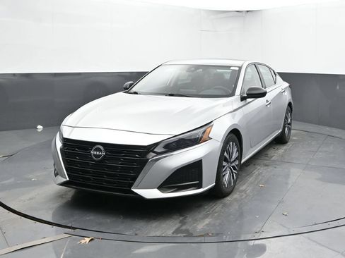 Used 2024 Nissan Altima 2.5 SV FWD image 3