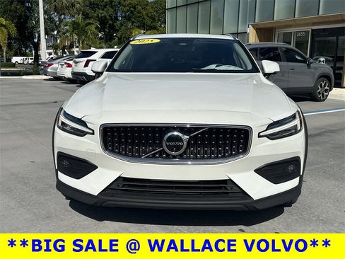 Used 2025 Volvo V60 B5 Cross Country Plus image 3