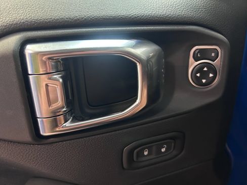 Used 2025 Jeep Gladiator Sport AWD/4WD image 5