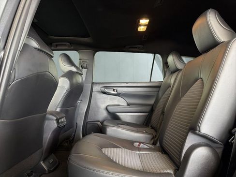 Used 2022 Toyota Highlander XSE FWD image 11