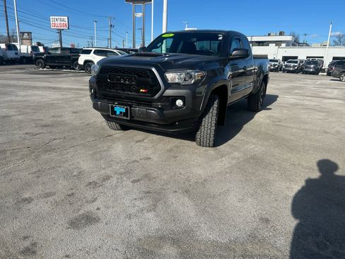 Used 2018 Toyota Tacoma TRD Sport image 3