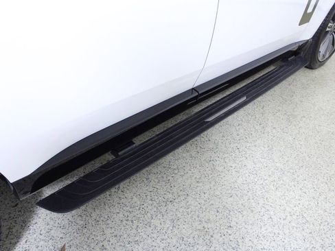 Used 2024 Land Rover Range Rover Long Wheelbase SE image 9