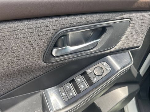 Certified 2023 Nissan Rogue SV FWD image 17