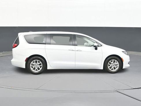 Used 2022 Chrysler Voyager LX FWD image 18