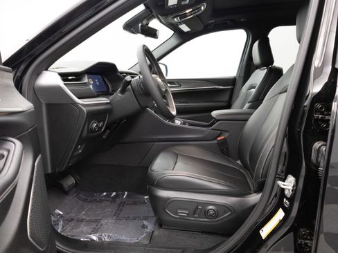 New 2026 Jeep Grand Cherokee L Limited w/ Limited Altitude Package AWD/4WD image 19