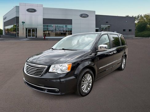 Used 2016 Chrysler Town & Country Touring-L w/ Driver Convenience Group FWD image 1