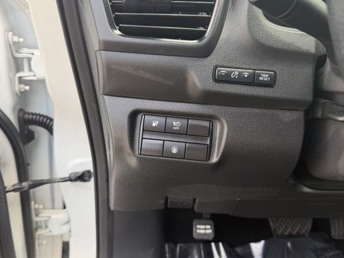 Used 2024 Nissan Leaf S FWD image 3