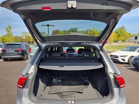 Used 2022 Volkswagen Tiguan SE R-Line image 33