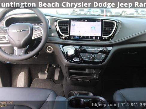 Used 2026 Chrysler Pacifica Select image 15